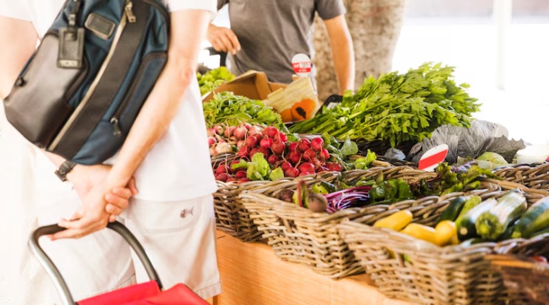 Hasta qué hora está abierta la tienda de alimentos más cercana